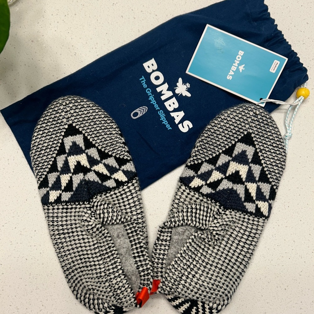 Bombas Black and White Geometric Slippers